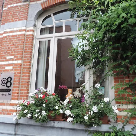 At 8 Bed and breakfast 2*